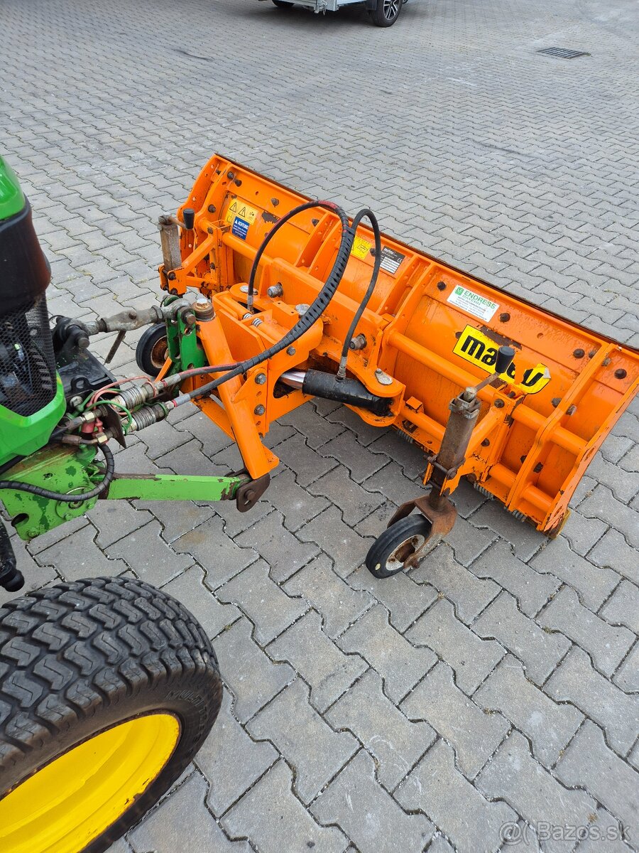 JOHN DEERE malotraktor, zimní údržba, 4x4 - 6