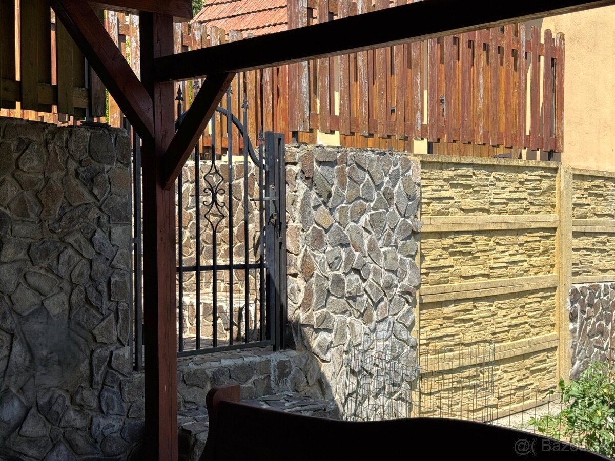 Veľký RD s bazénom v obci Petrova Ves - 2 samostatné bývania - 6