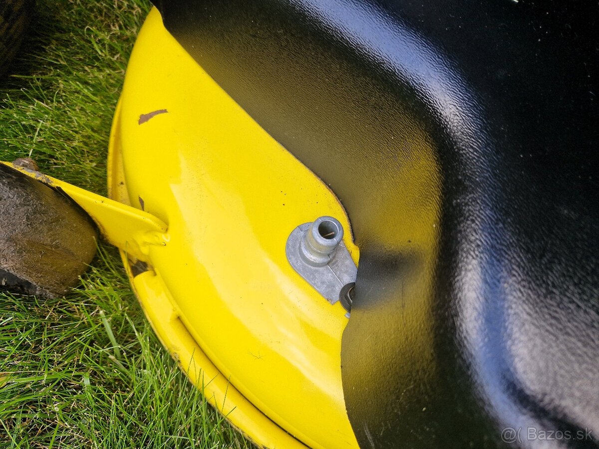 Zahradni Traktor sekačka John Deere X350 r - 6