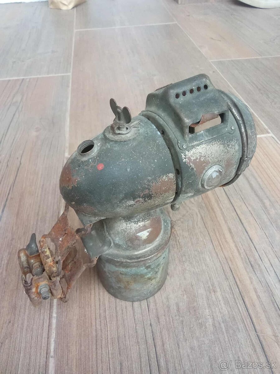 stare karbidove svetlo na historicky bycikel. zn. TATRA - 6