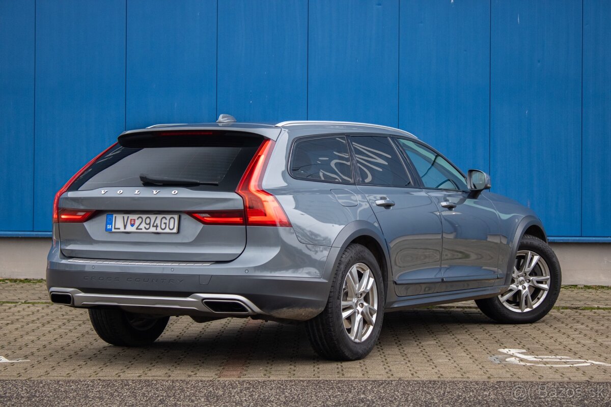 Volvo V90 D4 2.0L Momentum Cross Country - 6