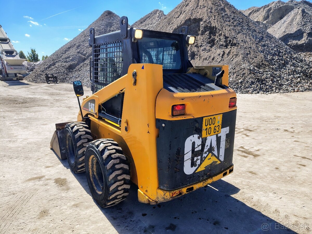 Nakladač CAT 226 - 6