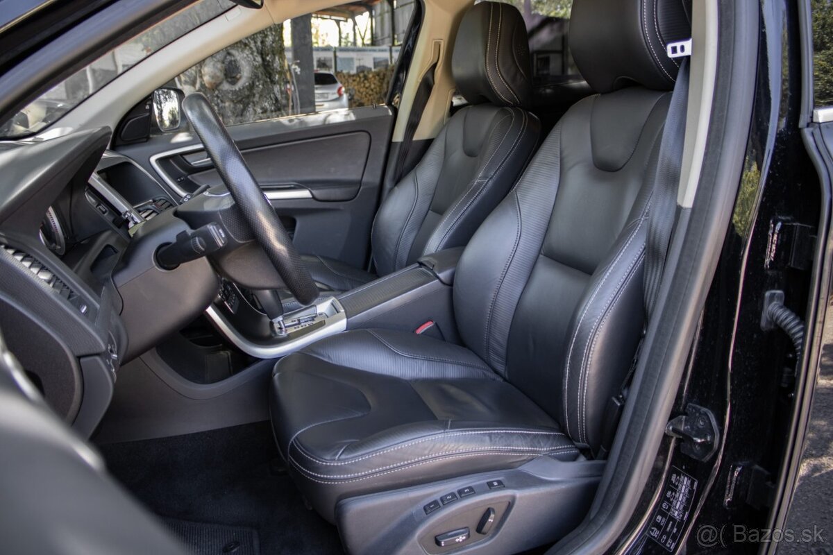 Volvo XC60 R-Design AWD - 6