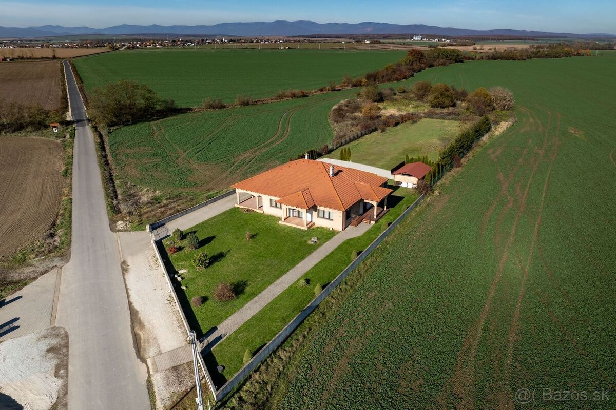 KOMÁROVCE - 4 IZBOVÝ RD 360 M2 SO SAUNOU, POZEMOK 3.629 M2 - 6