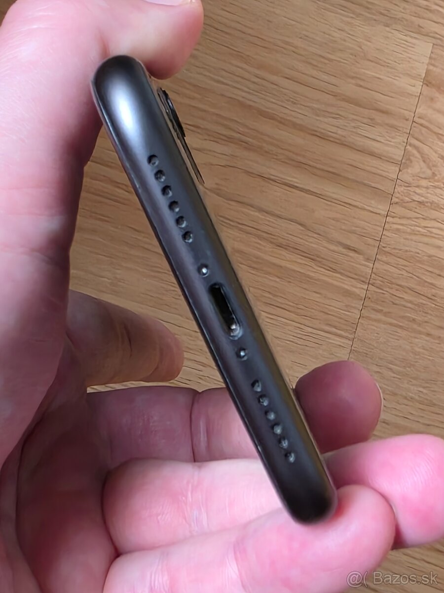 Apple iPhone 11 64 GB black + silikónový obal - 6