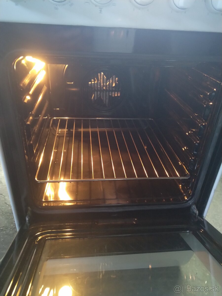 Sklokeramicky sporák indesit - 6