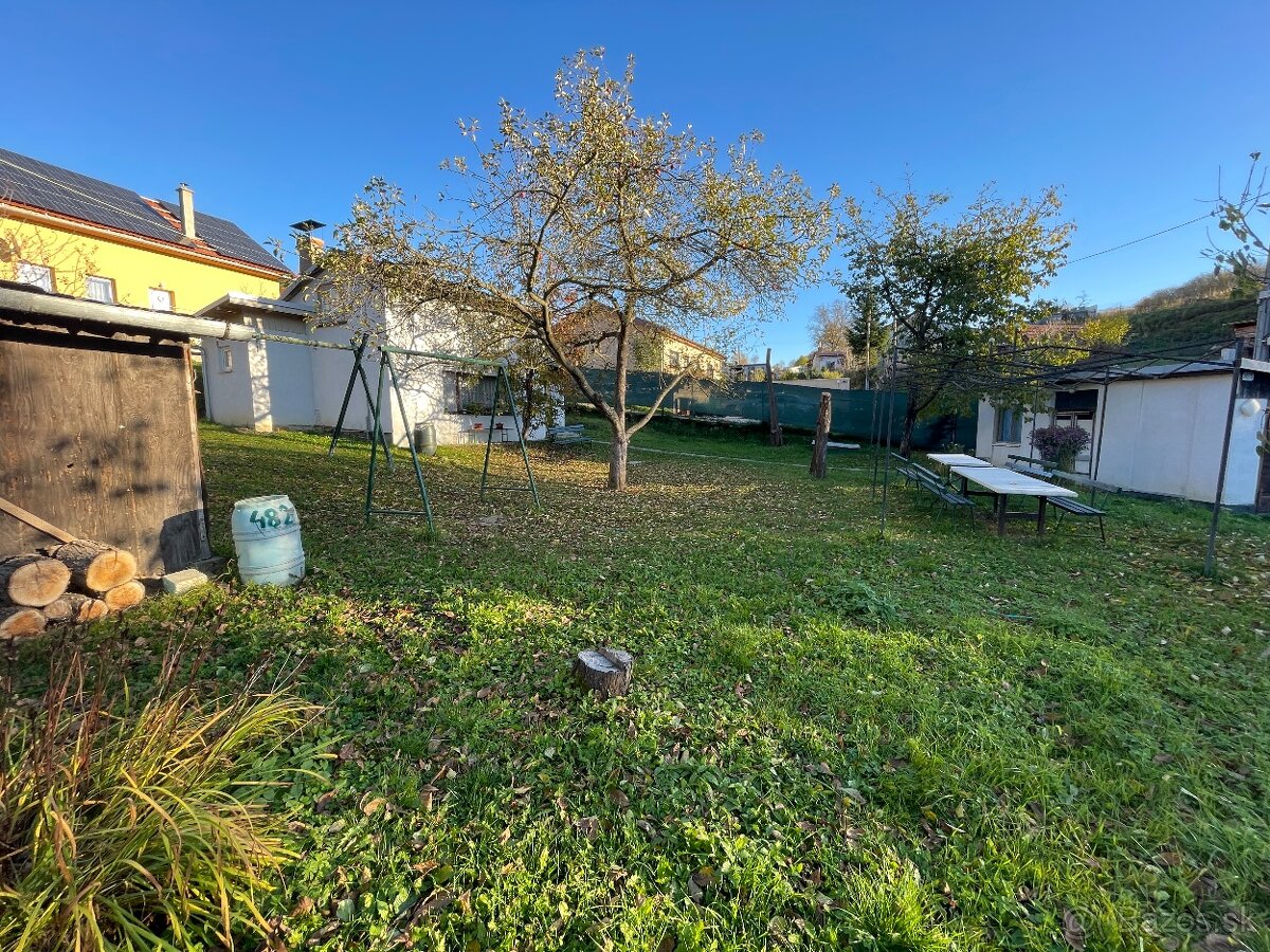 Predam pozemok s rozlohou 916 m² s chatkou a garážou - 6