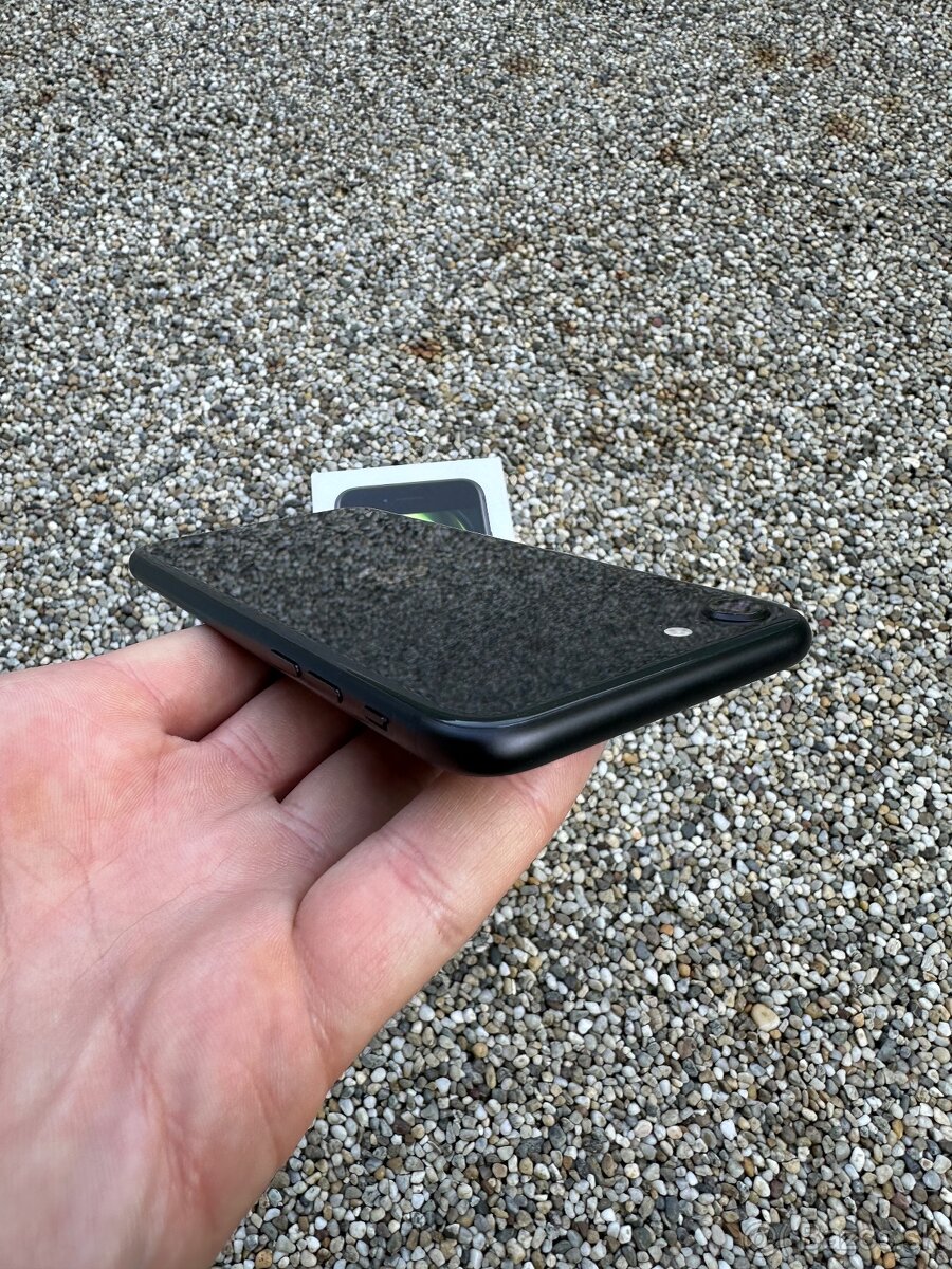 IPhone SE 2020 - baterie 100% - 6