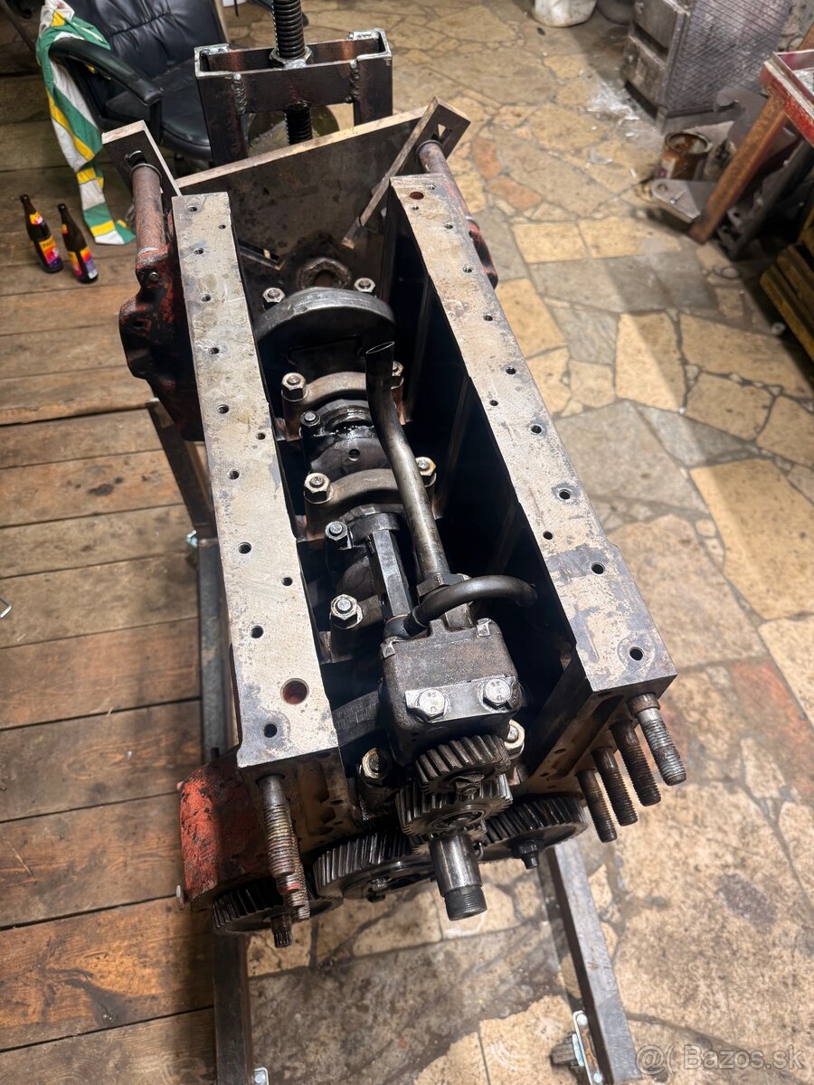 Polomotor Zetor 6901 - 6