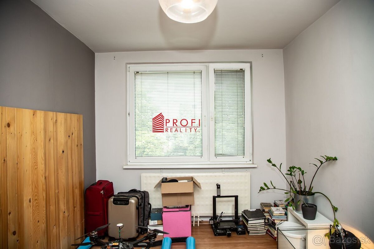 REZERVOVANÉ: Ponúkame na predaj priestranný 4izbový byt v po - 6