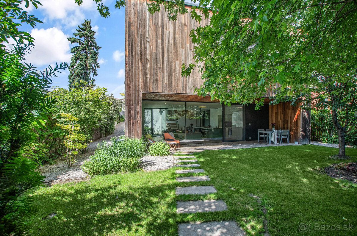 Moderný dom ukrytý za nenápadným vizuálom z ulice - 6