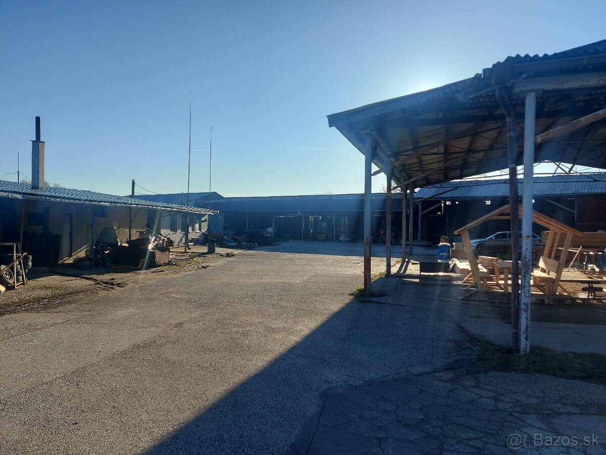 Predáma priemyselny pozemok so skladmi a budovami vo Svodíne - 6