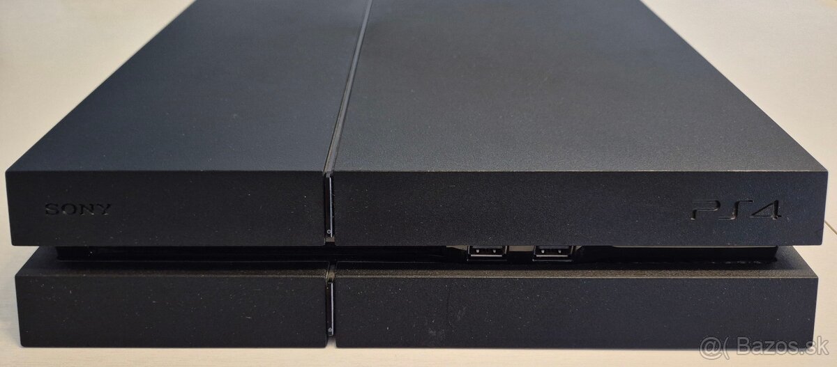 Herna konzola PlayStation 4 s original ovladacom a kablami. - 6