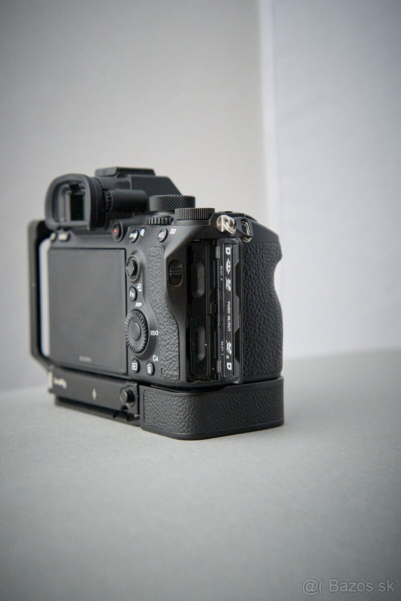 Sony A7R3 + L-bracket, SONY baterka, SD karta – TOP - 6