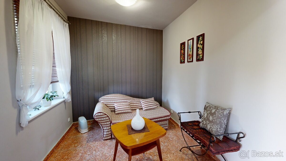 6 izbový rodinný dom s jedinečnou architektúrou,pozemok 1061 - 6