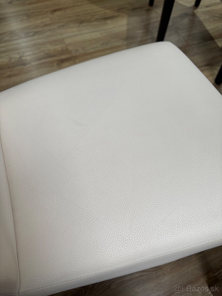 Stôl a stoličky - 6