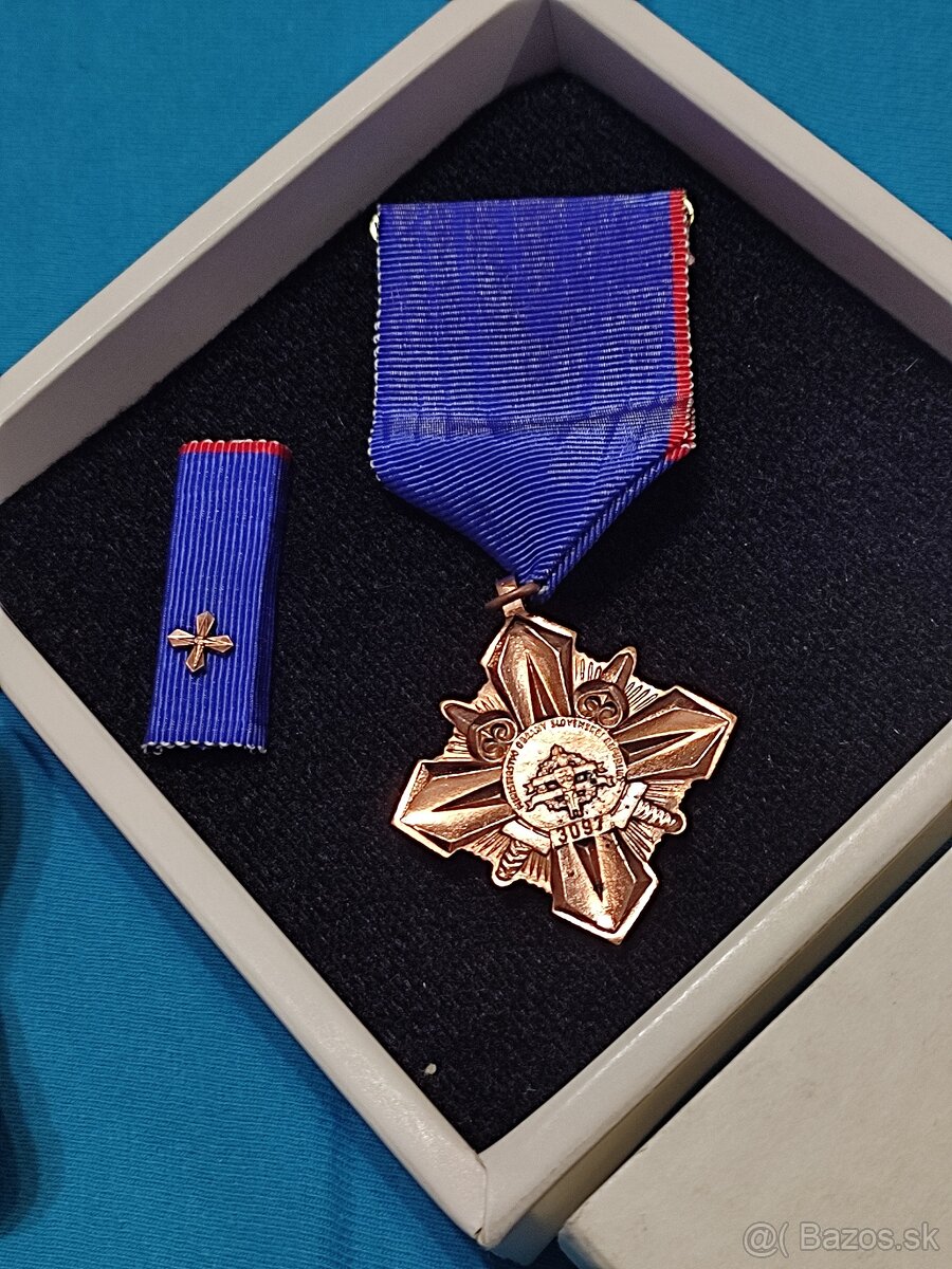 2 odznaky Padakovi specialisti a 2 odznaky za vernosť - 6