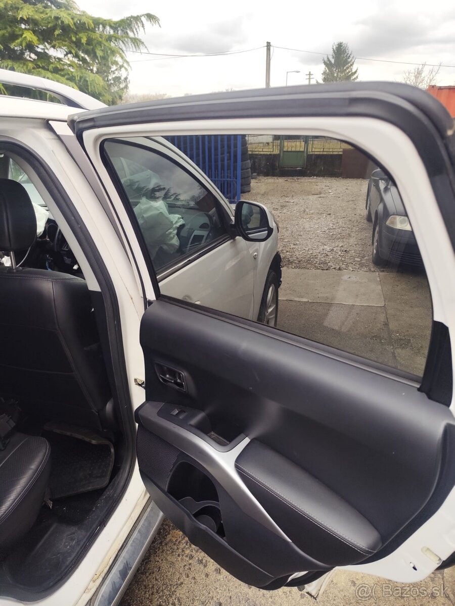 Predám Peugeot 4007 2,2 l. havarovaný. - 6