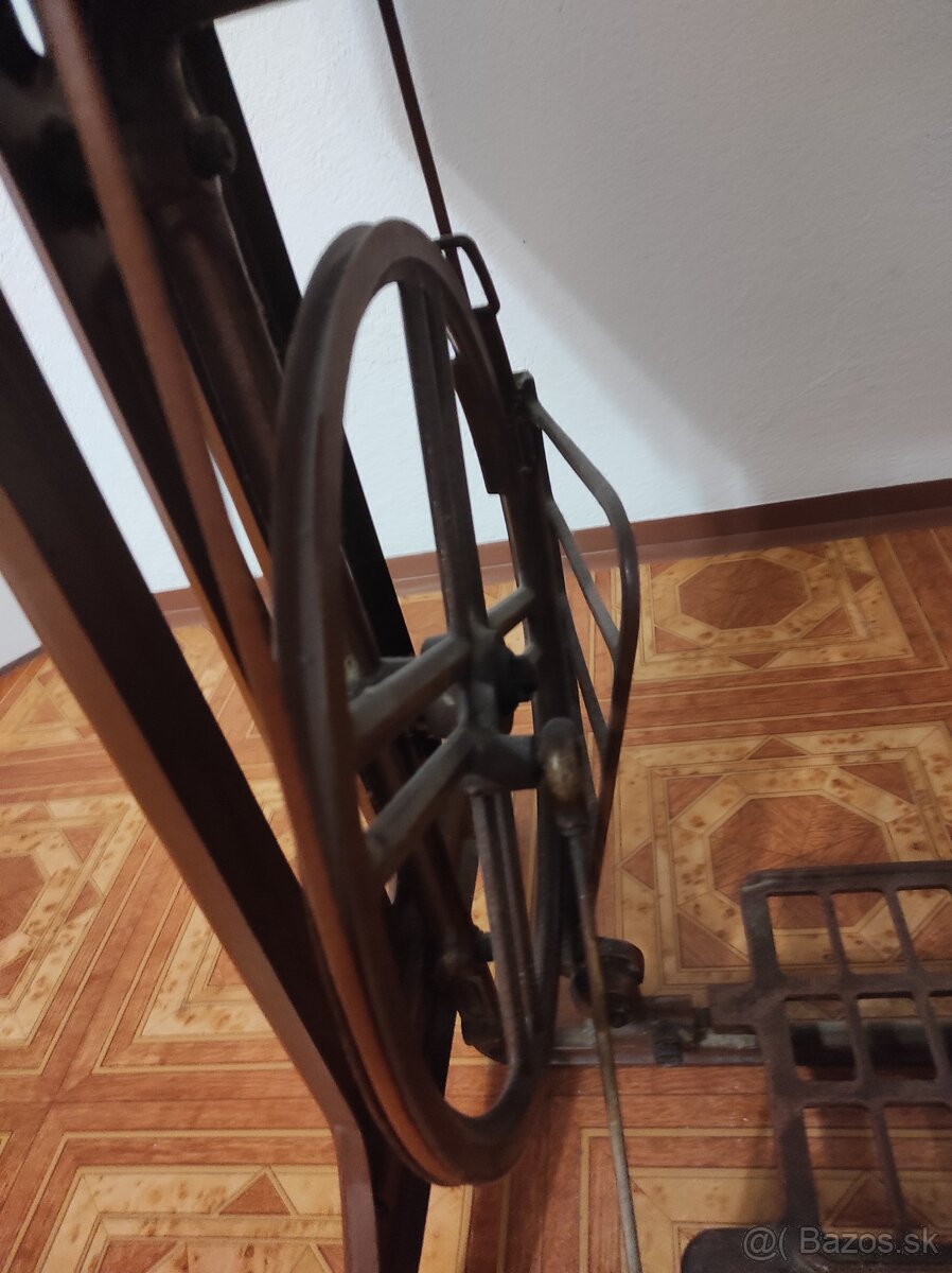 Predám šijací stroj zn.Minerva - 6