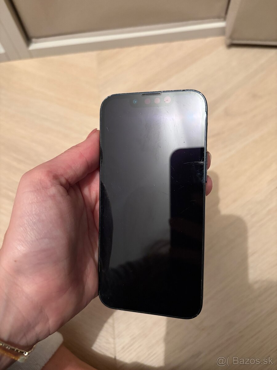 Cierny iphone 13 mini so sluchadkami a nabijackou - 6