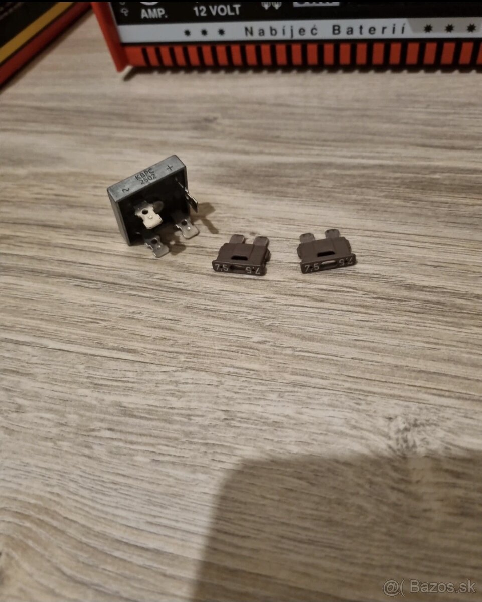 Nabijacka autobaterii 12V 6A - 6