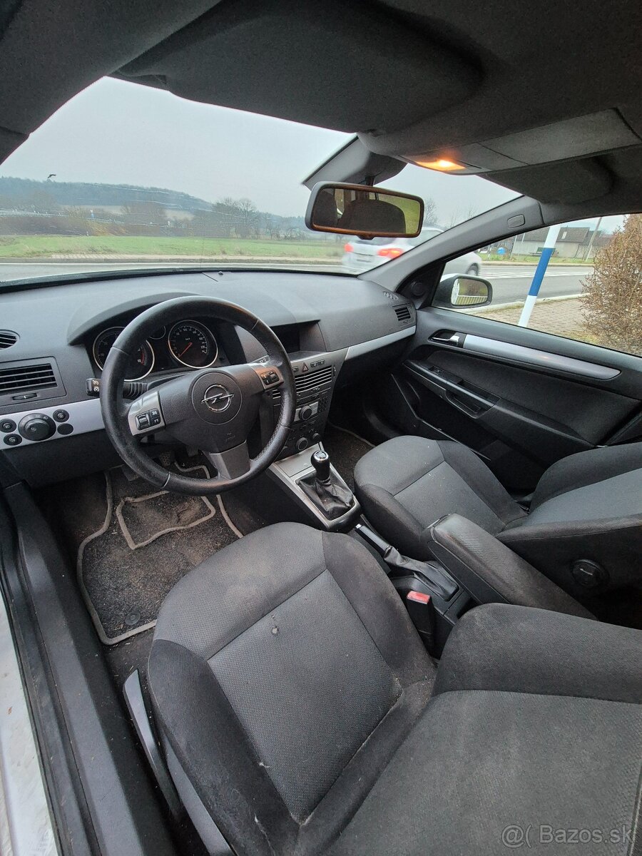 Predám na náhradné diely opel astra station wagon (2006) - 6
