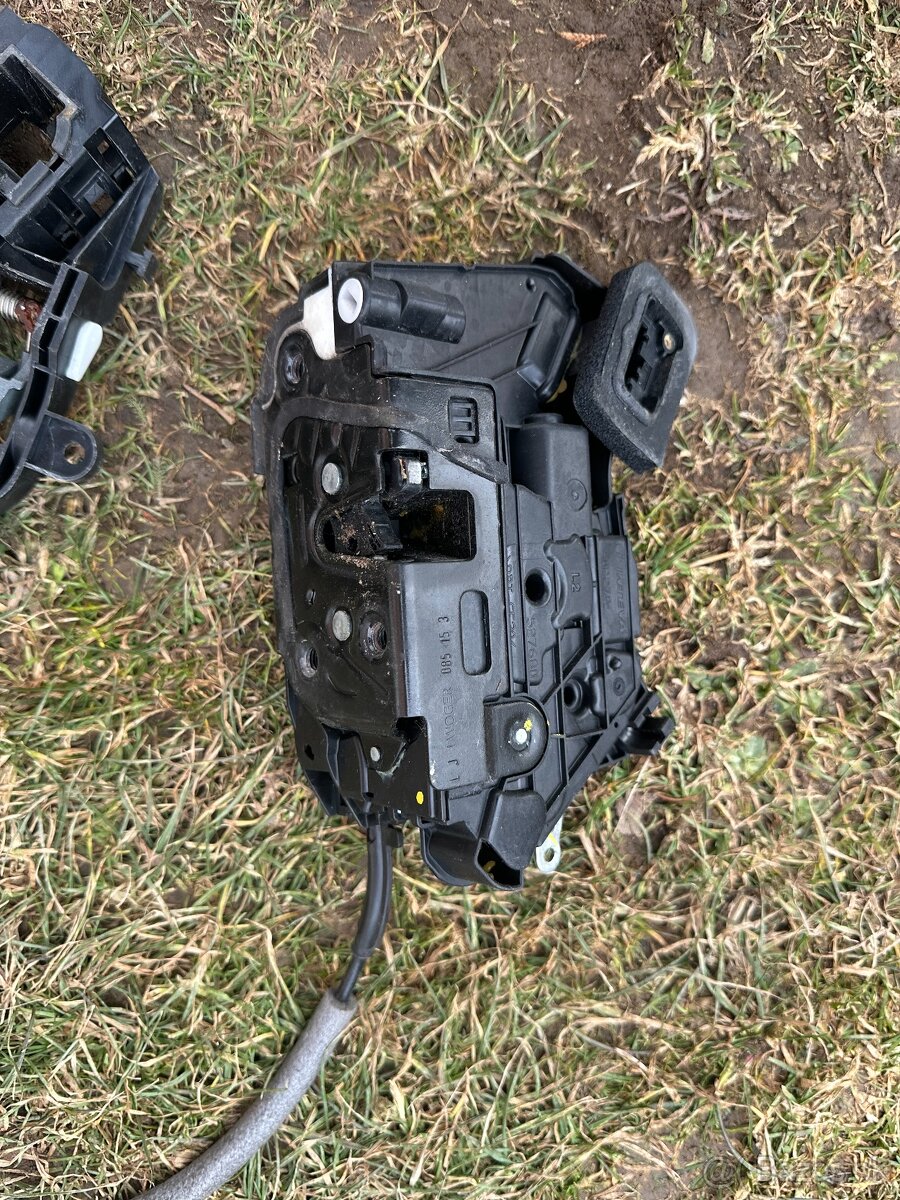 Zámok predných ľavých dverí VW Passat B8 - 6