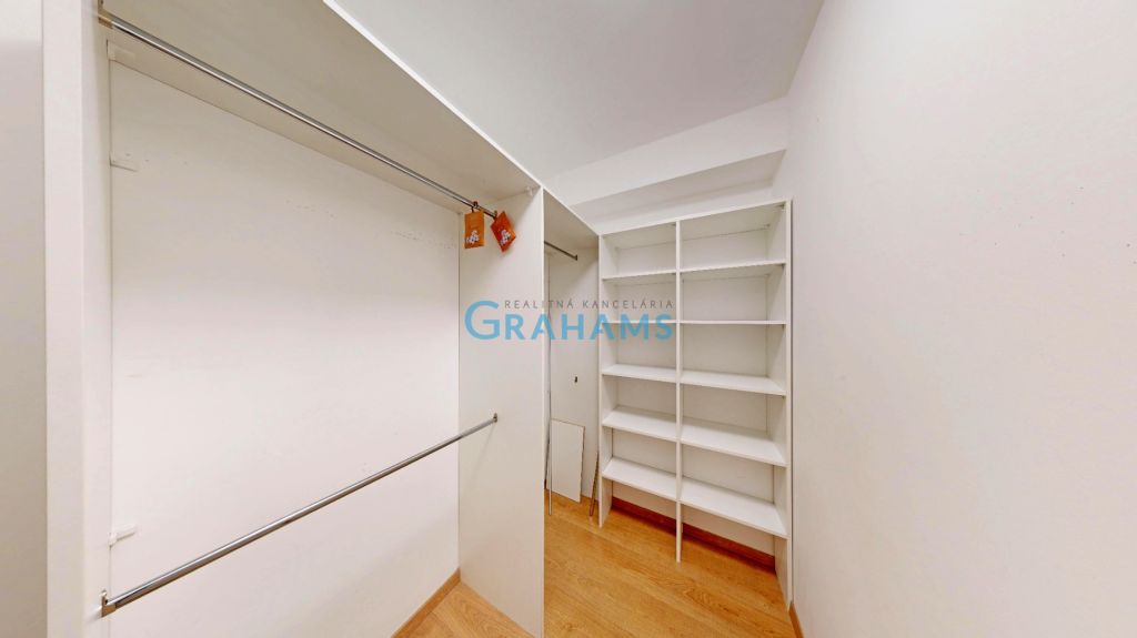 Moderný 2‑izbový byt s terasou, predzáhradkou a vlastným par – foto 8