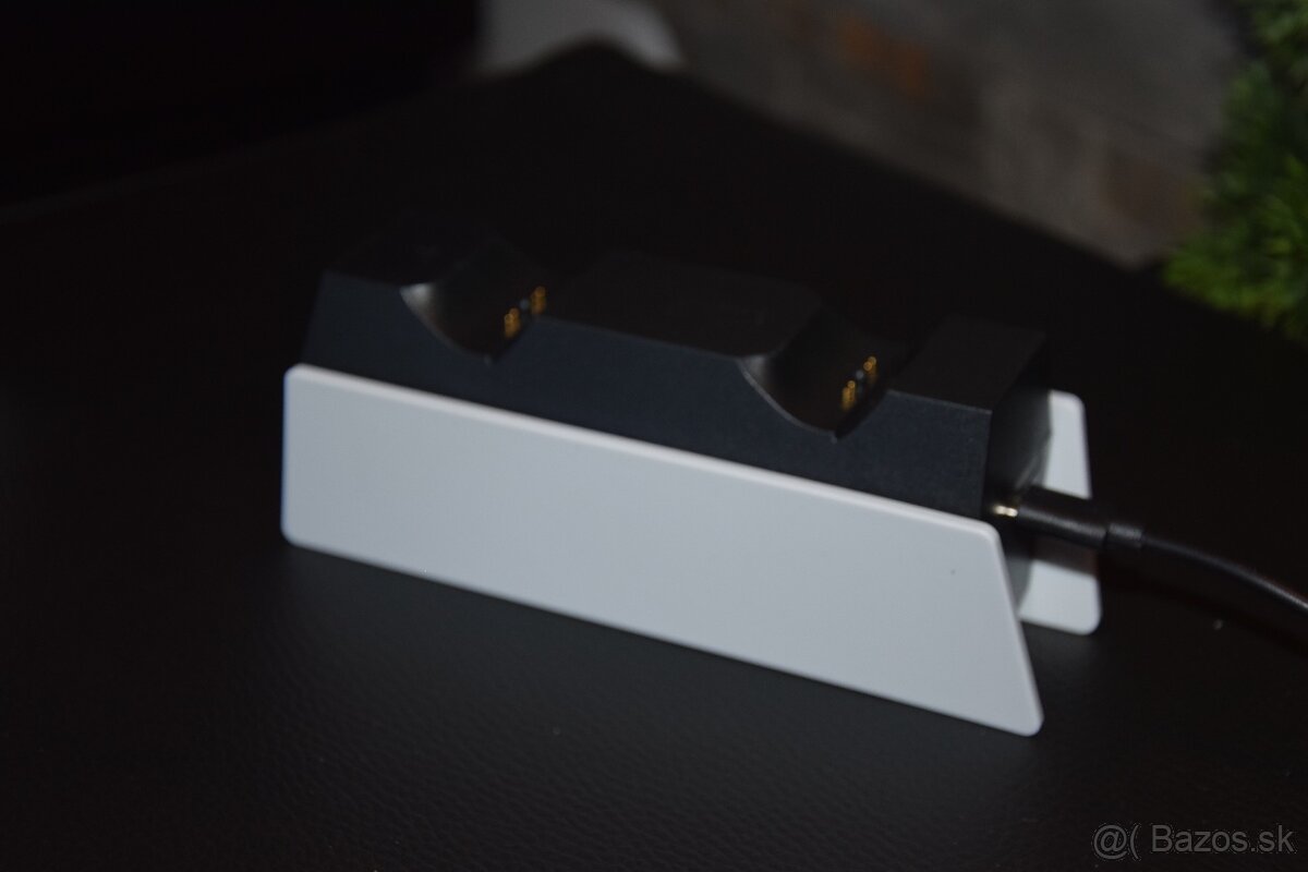PlayStation 5 DualSense Charging Station - 6