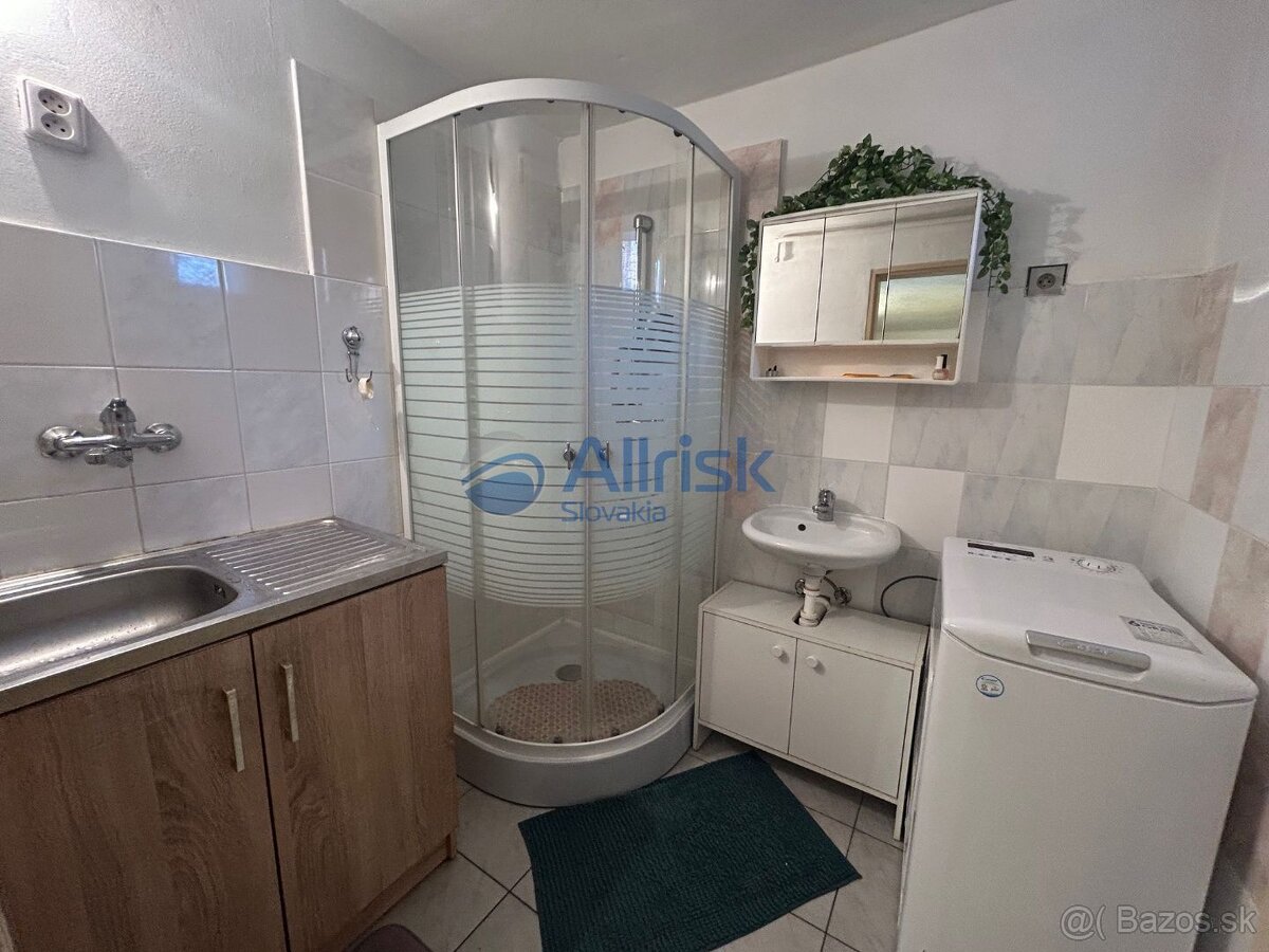 Starší zachovalý rodinný dom v tichej ulici v obci Hájske - 6