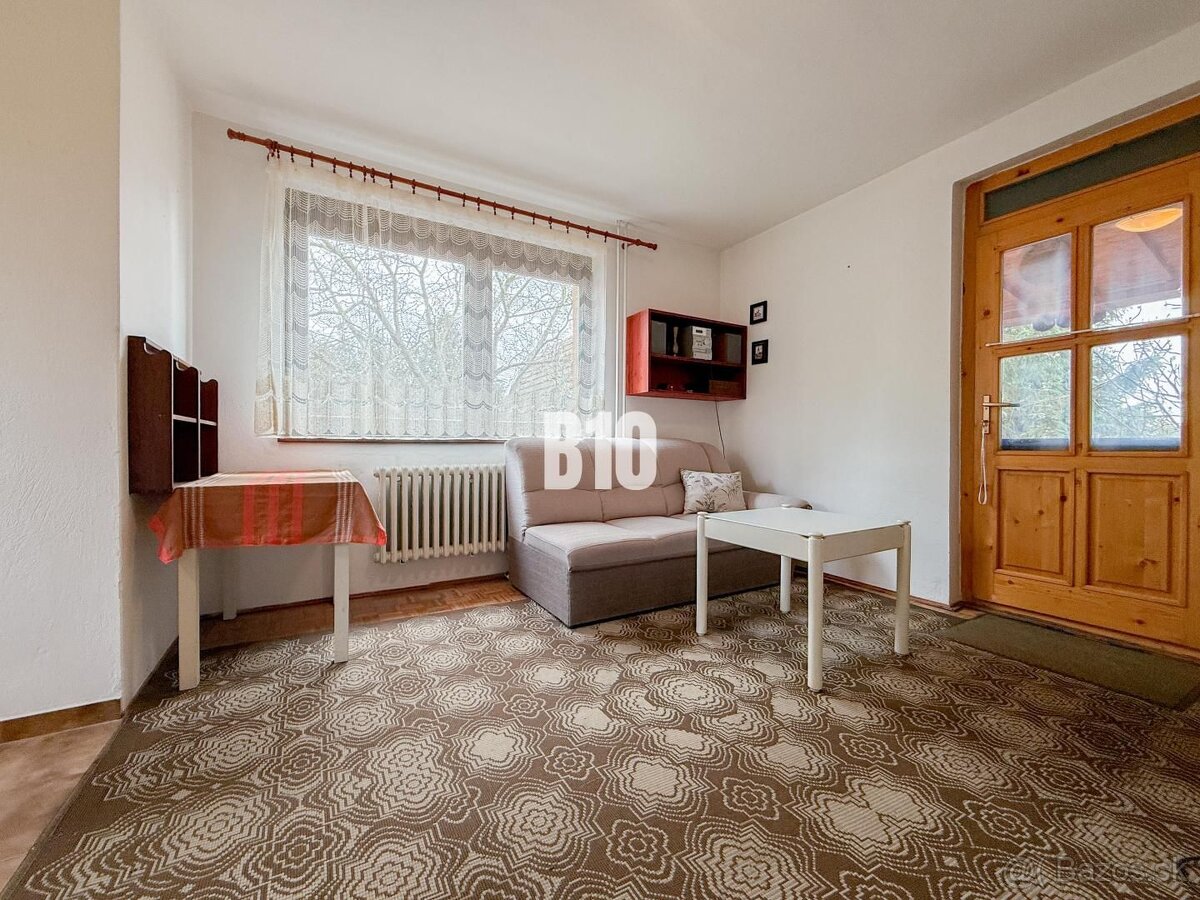 Priestranný rodinný dom s garážou na veľkom pozemku v obci V - 6