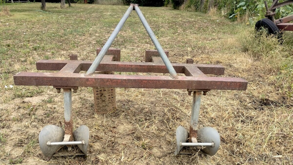 Traktor z náradím - 6