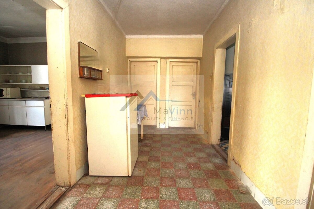 PREDAJ dom s garážou a pozem. v Oslany - 6