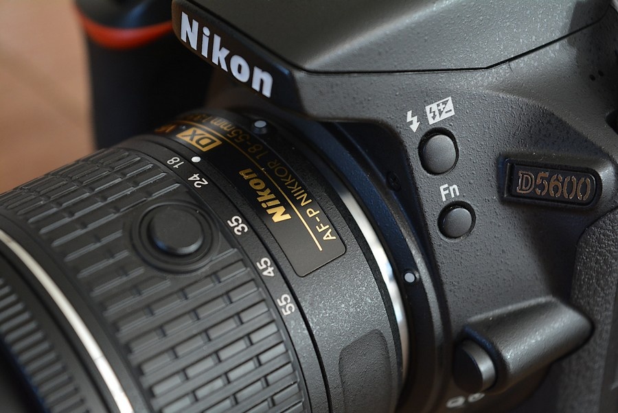 Nikon D5600 wifi BT - dotyk.dis. - VR objektiv AF-P 13tis.sn - 6