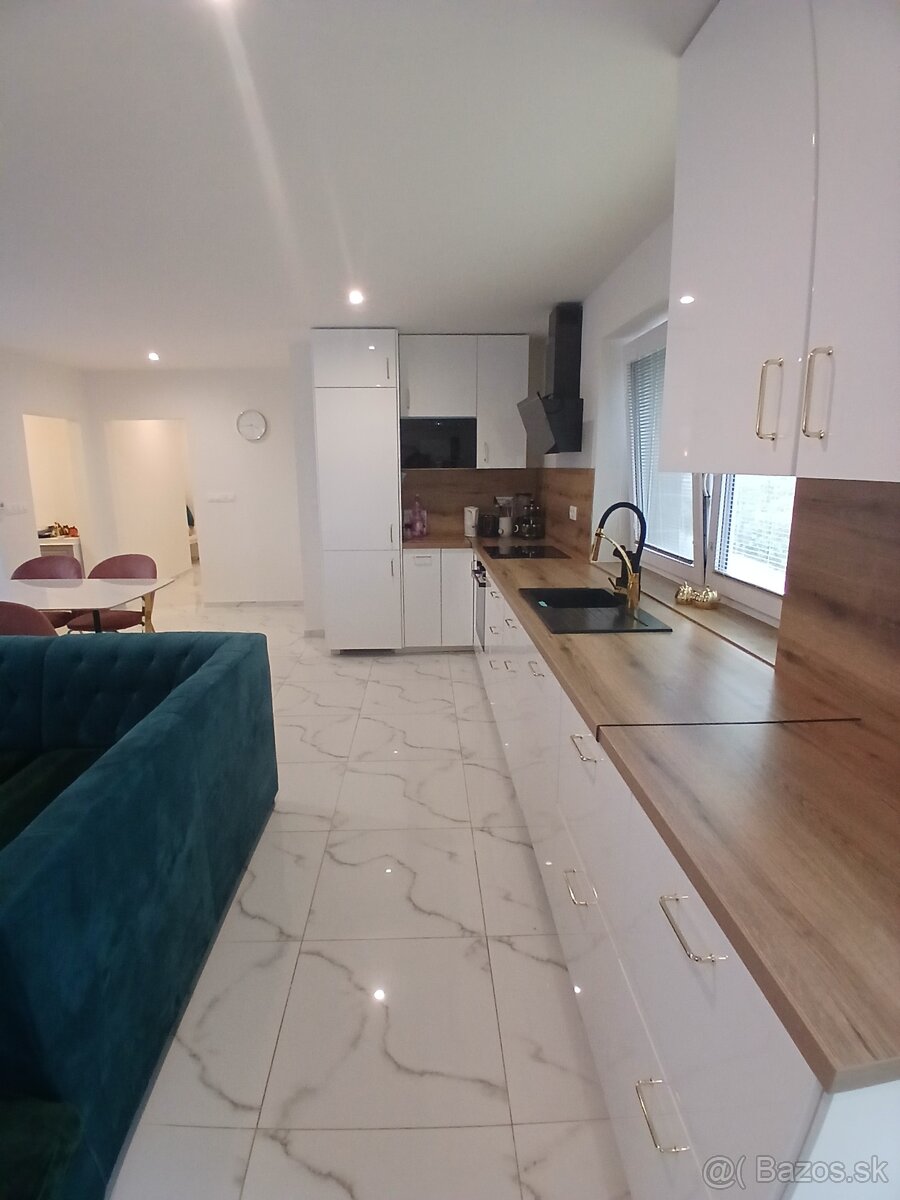 Moderný átriový rodinný dom v Beladiciach – novostavba - 6