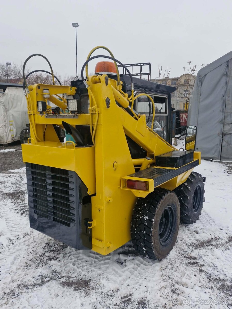 UNC 060 - Smykový nakladač - Brno - 6