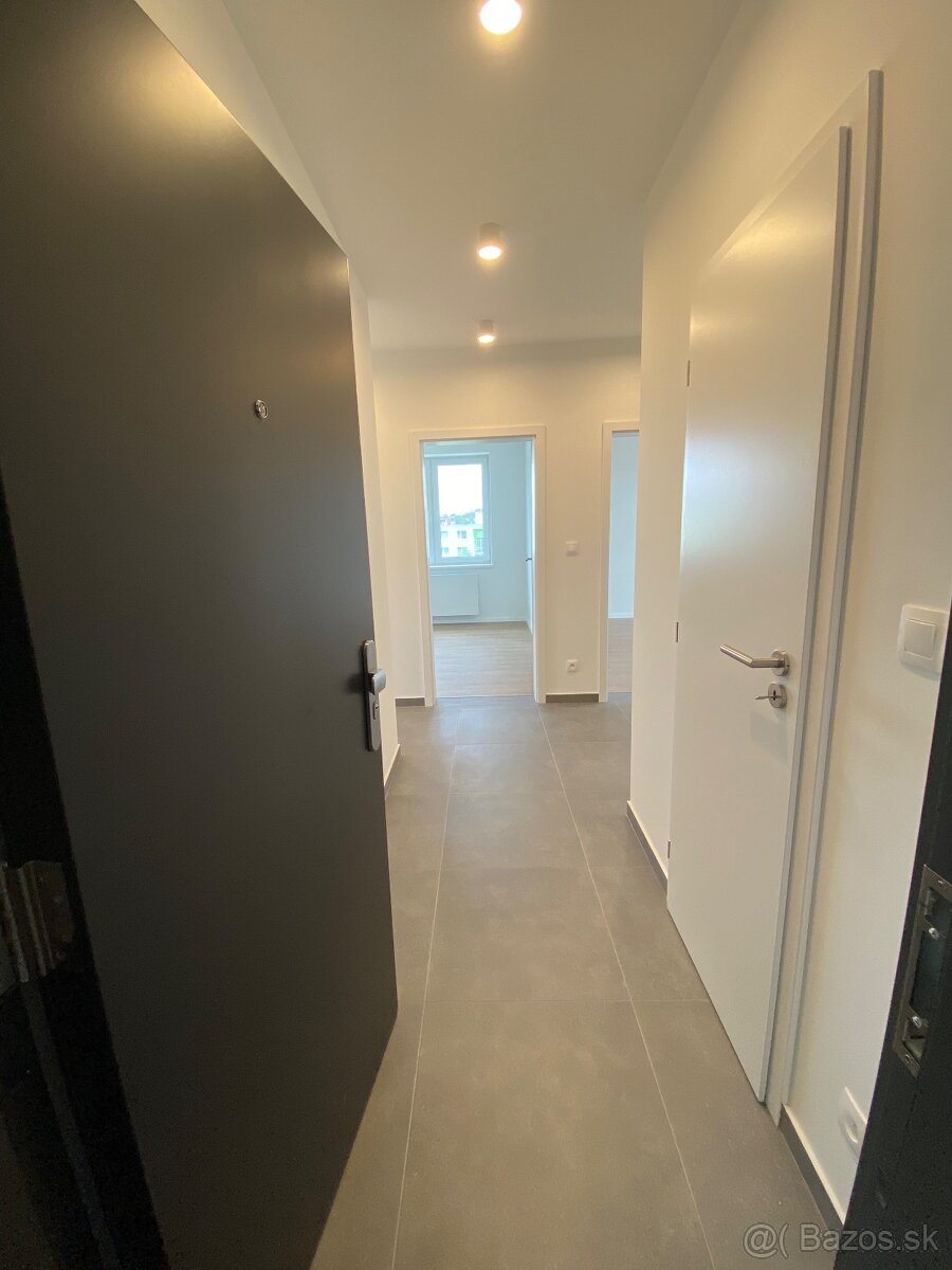 SÍDLISKO III - 3 IZBOVÝ BYT - PRENÁJOM - 6