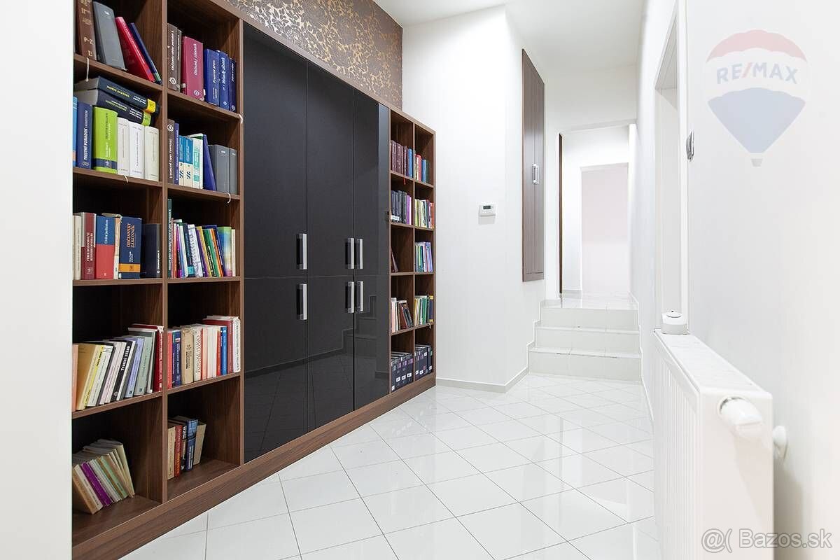 NA PREDAJ: Reprezentatívny komerčný priestor pod hlavnou st - 6