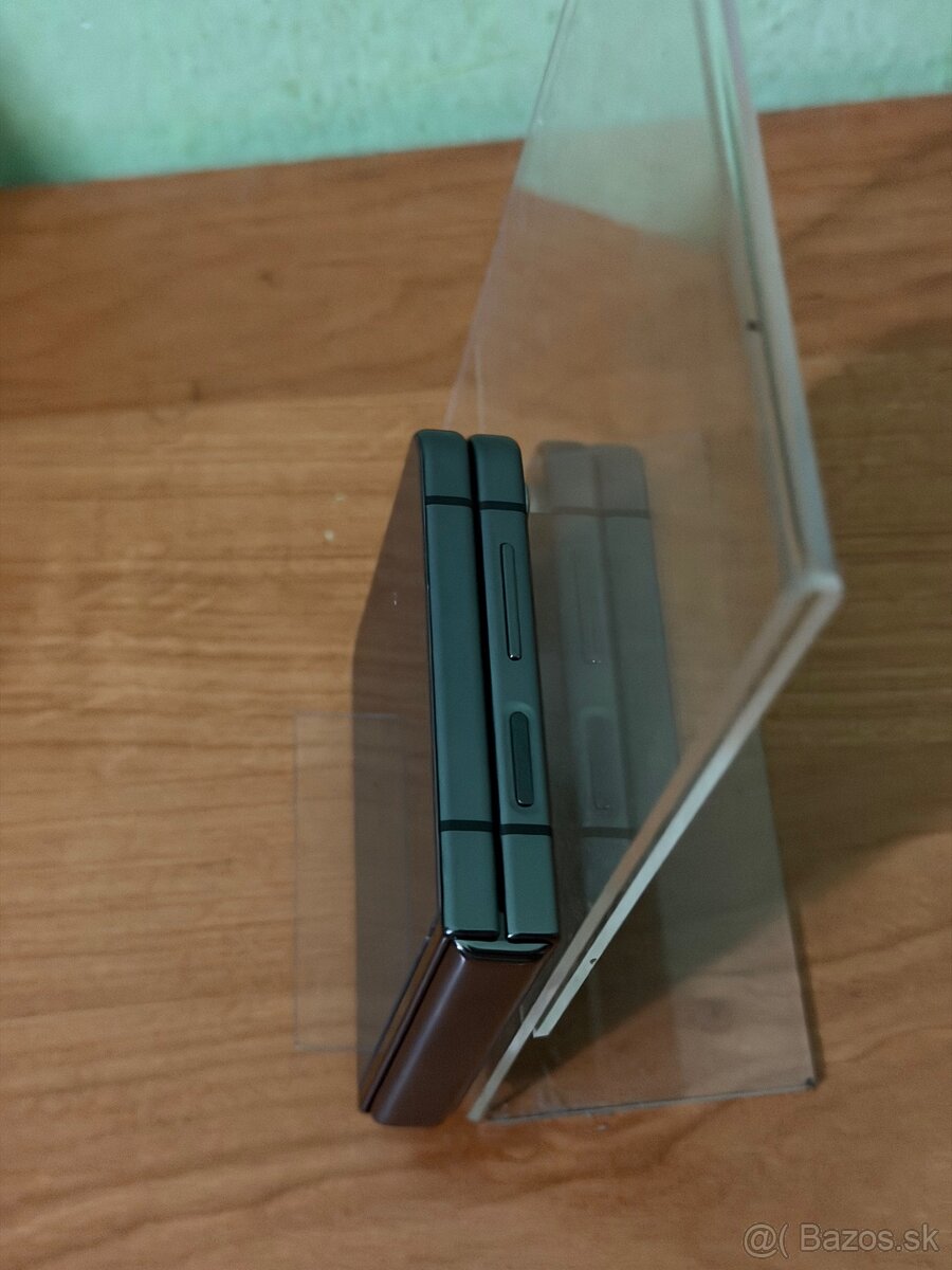 PREDANÉ Dobrý deň Ponúkam na predaj Samsung Galaxy Z Flip 5 - 6