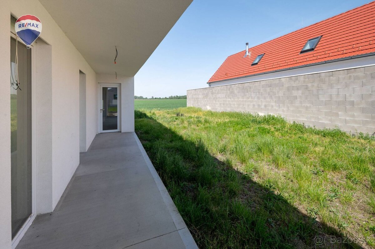 Moderný vidiecky dom v Topoľnici – bývanie i podnikanie v je - 6