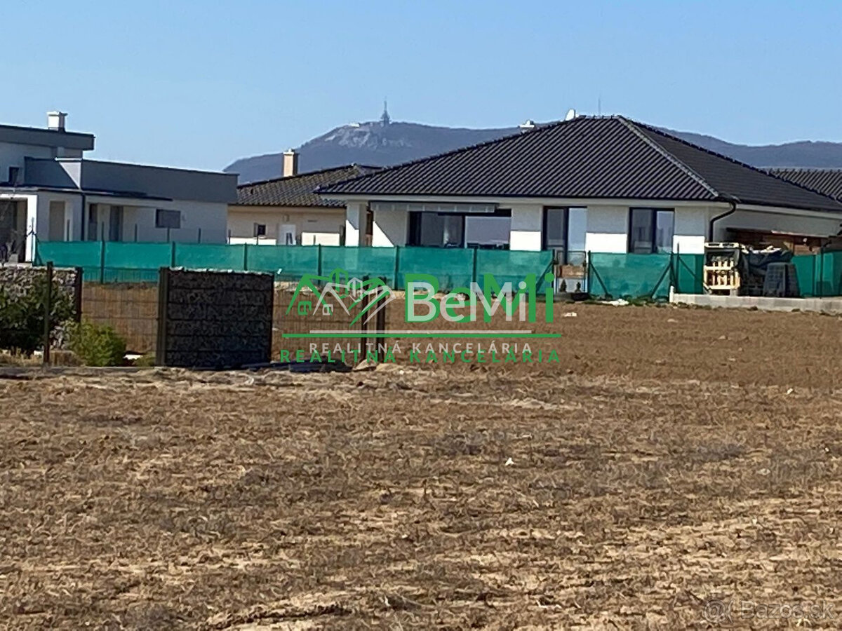 Pozemok ( 969 m2) so stavebným povolením + projekt Malý Lapá - 6