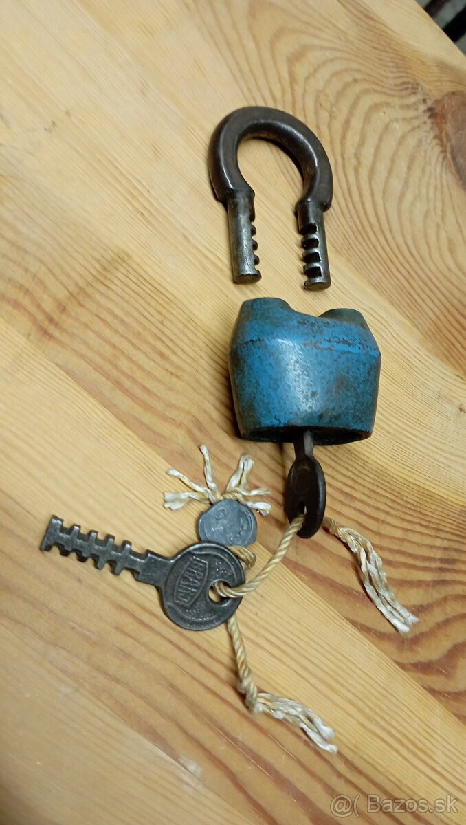 Starý visiaci zámok.. - 6