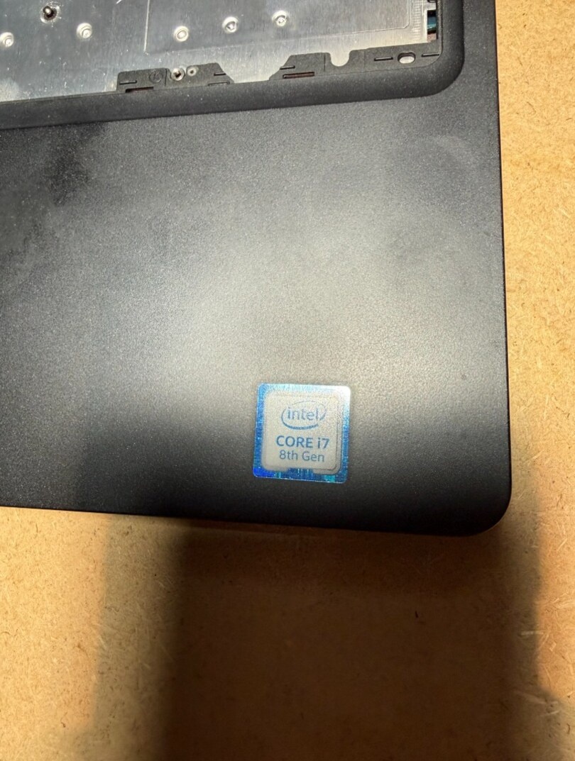 redám notebook Dell 5590 na diely alebo opravu. - 6