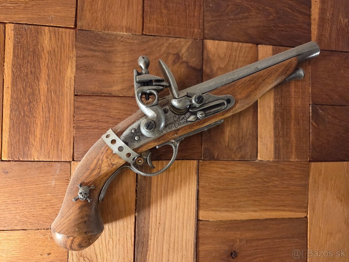 Predám makety zbraní, parohy na štítku, lustre,obraz, lampy - 6