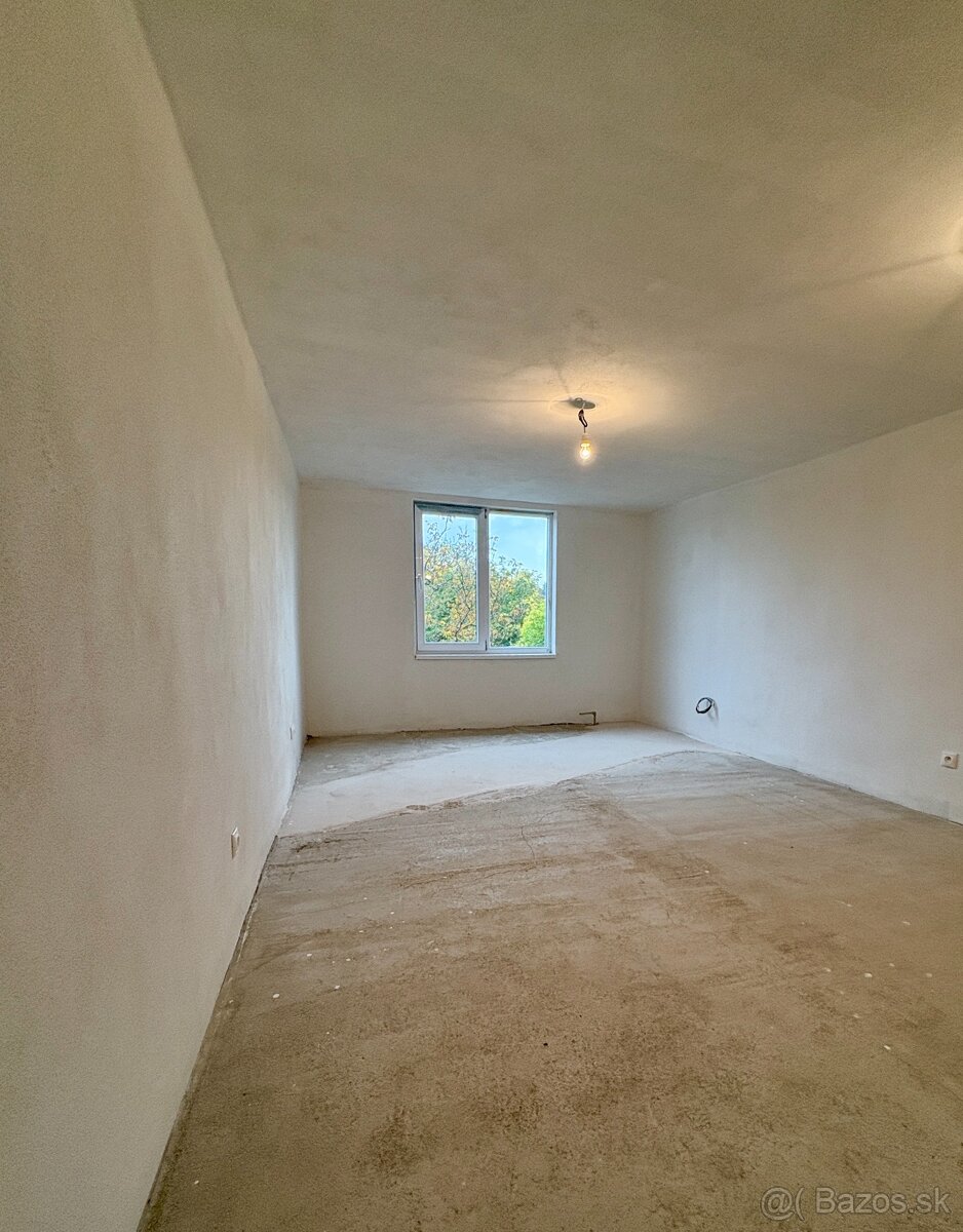 Tehlový dom nad Levicami – pokoj, priestor a potenciál. - 6