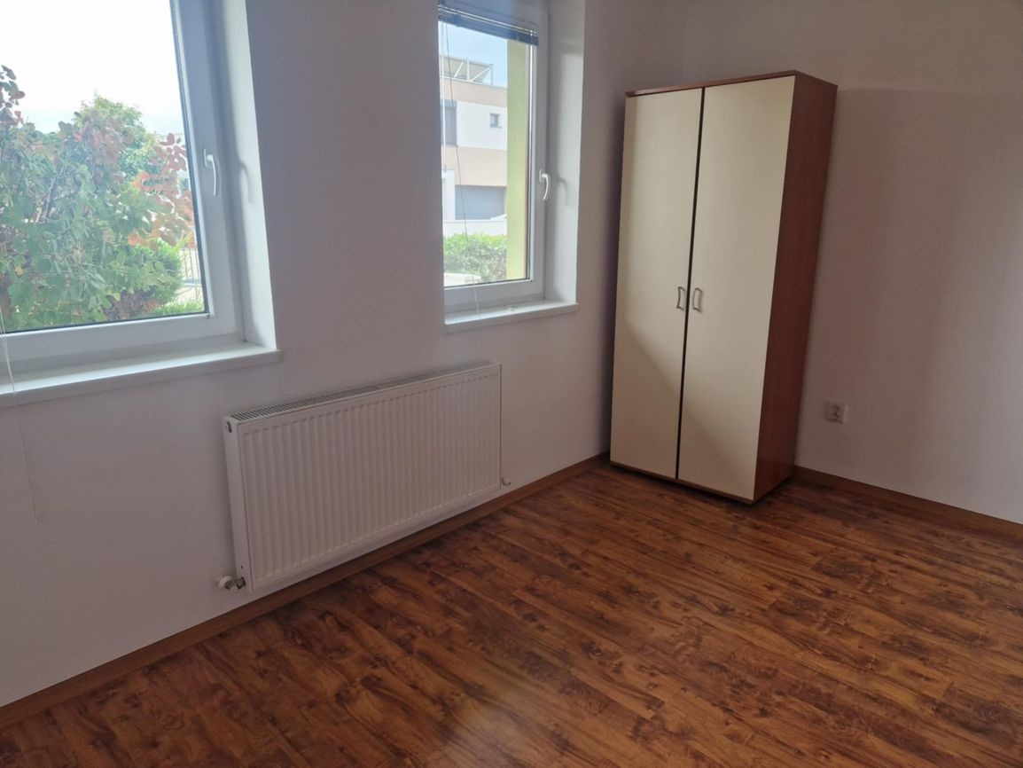 Ponúkame na predaj priestranný, viacgeneračný rodinný dom v - 6