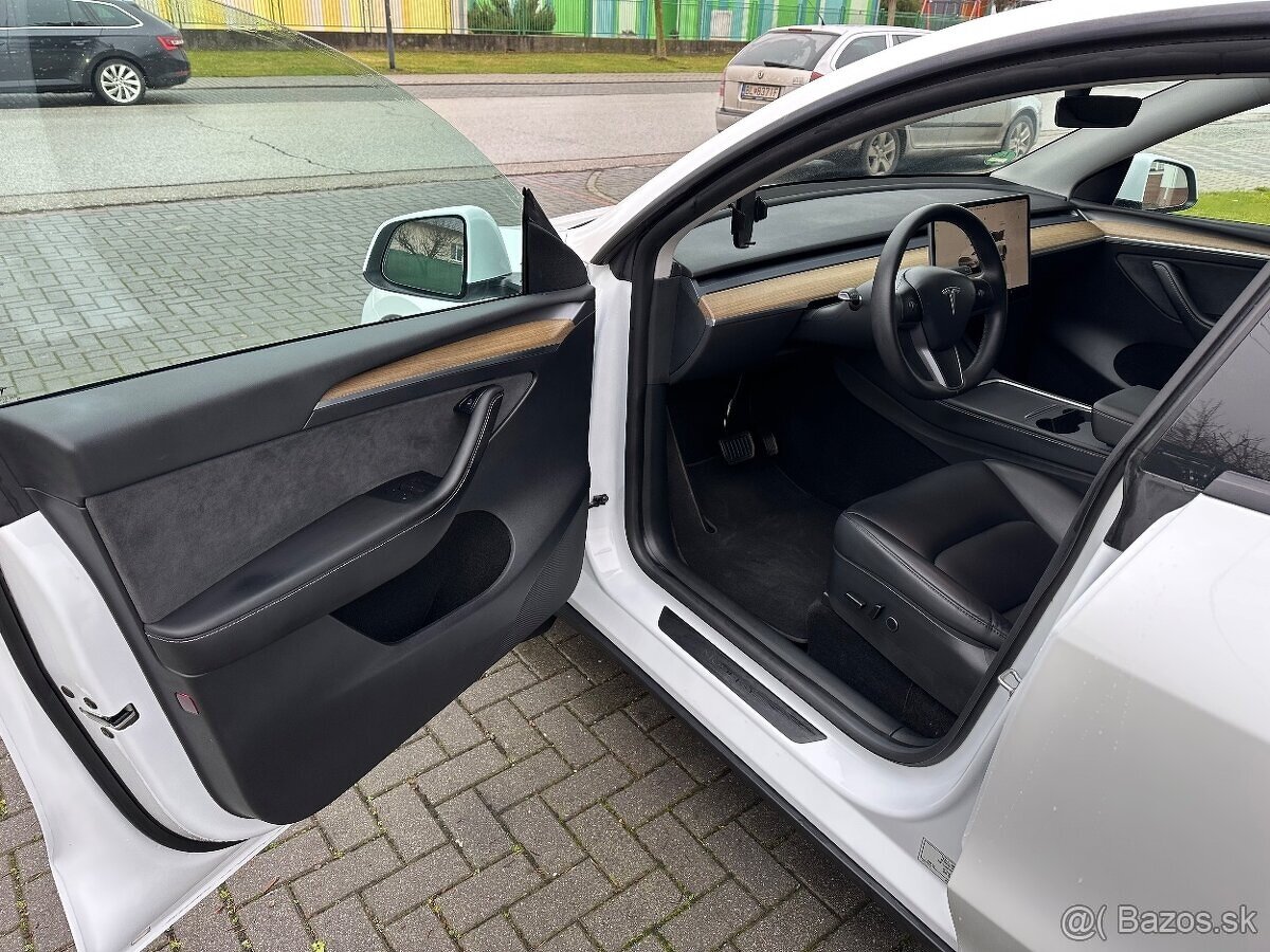 Tesla Model Y Dual Motor LongRange 75kWh 514 k pohon 4x4 - 6