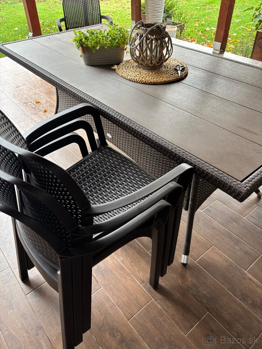 Stoličky keter a stôl z JYSK, zájradný nábytok - 6