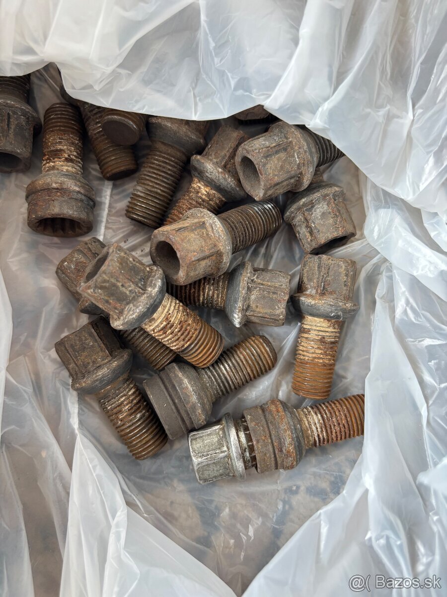 Predám zimné pneumatiky na diskoch ŠKODA 225/45 R17 - 6