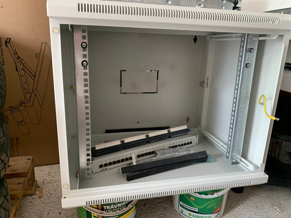 Predam Rack rozvádzač skrinu + patch panel - 6